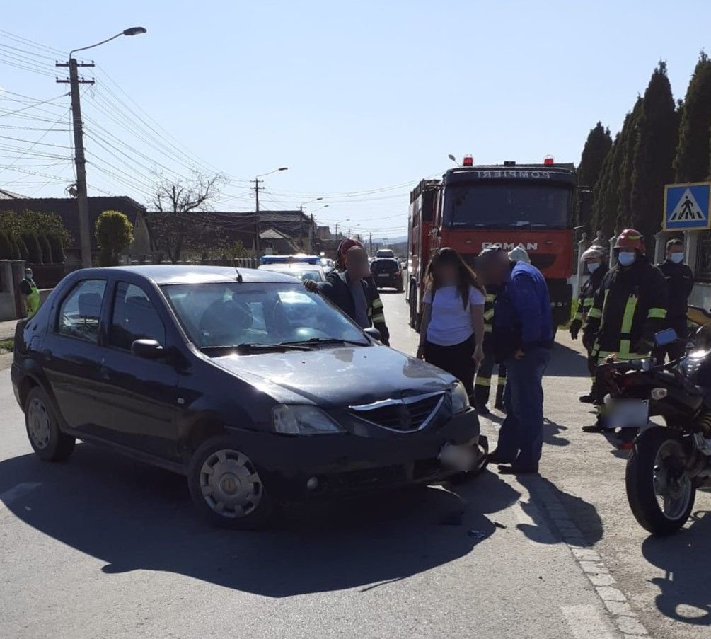 Motociclistă lovită de mașină în Turda. A fost transportată la spital