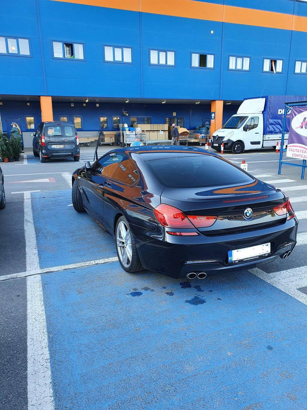Un BMW a parcat pe două locuri și pe trecerea de pietoni la Dedeman Cluj