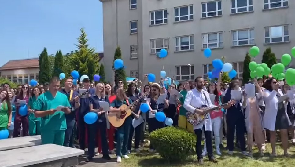 Absolvenţii UMF Cluj duc mai departe tradiţia serenadelor