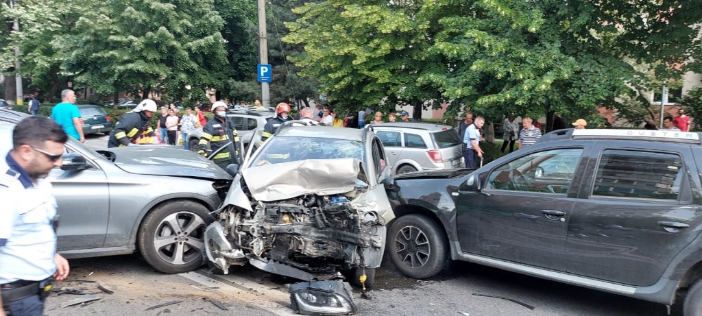 Accident cu trei mașini pe Aurel Vlaicu. O tânără de 20 de ani a rămas încarcerată