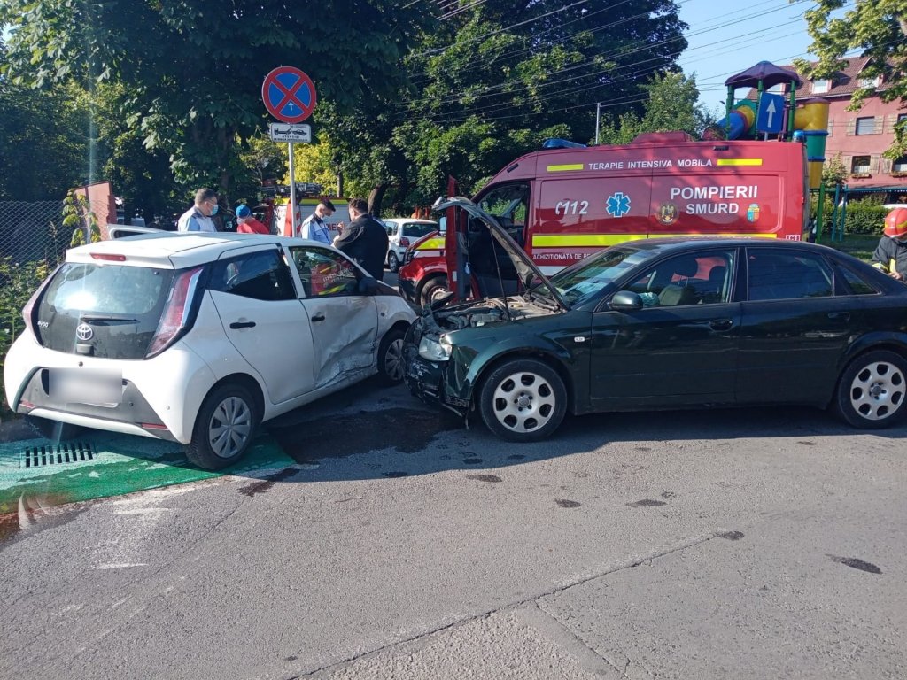 Accident în Cluj-Napoca pe strada Constantin Brîncuși. Salvatorii SMURD au consultat doi adulți și doi copii