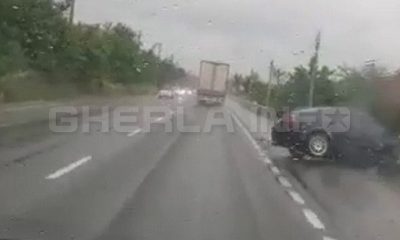Accident surprins LIVE între Cluj și Dej. Încerca să depășească un TIR și s-a înfipt în parapet