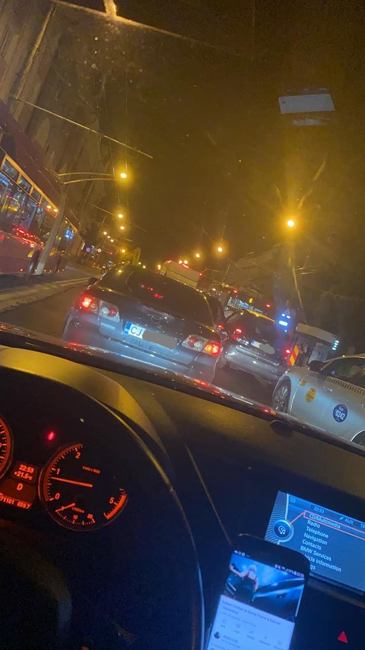 Clujean exasperat în trafic: "Seriosss???!!! La 23.00 bară la bară??"