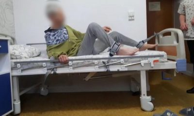 Condiții de groază în azilele din România. Bătrânii sunt legați de pat, mâncarea este mucegăită, toaletele murdare