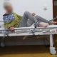 Condiții de groază în azilele din România. Bătrânii sunt legați de pat, mâncarea este mucegăită, toaletele murdare