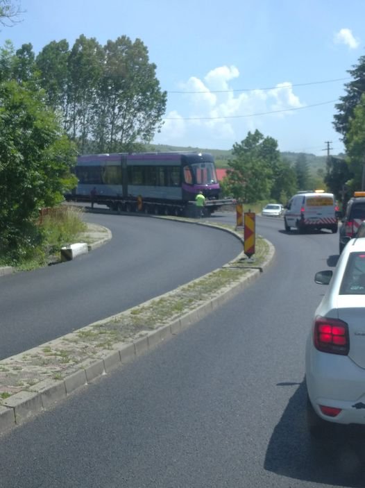 Drumul Cluj - Huedin, blocat de un... tramvai