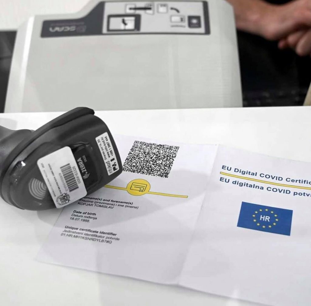 Frontierele din România, dotate cu sute de scannere pentru verificarea QR codurilor de pe "pașapoartele COVID"