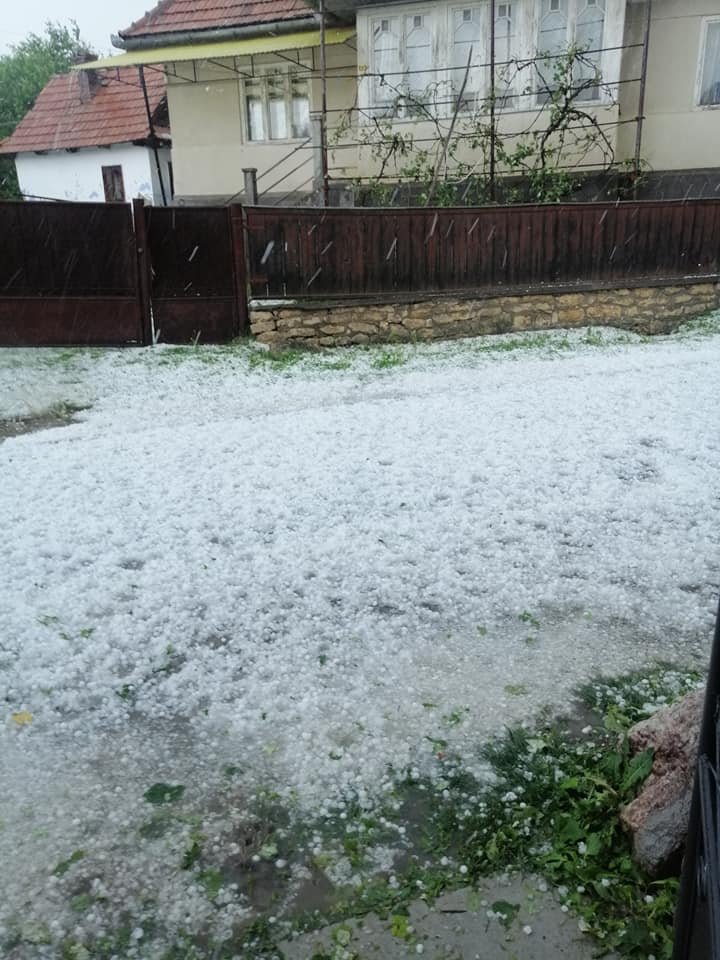 Imagini după CODUL ROȘU de la Cluj. Pământul s-a albit în câteva minute