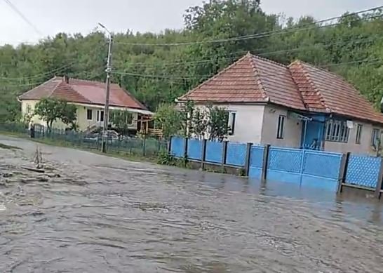 Inundațiile au făcut ravagii în Lita! Satul a fost invadat de ape