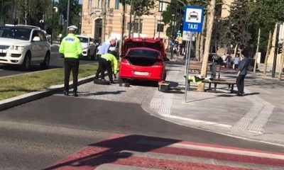 Servicii à la Cluj! Șoferiță rămasă în pană în centrul Clujului, ajutată de polițiști să schimbe roata