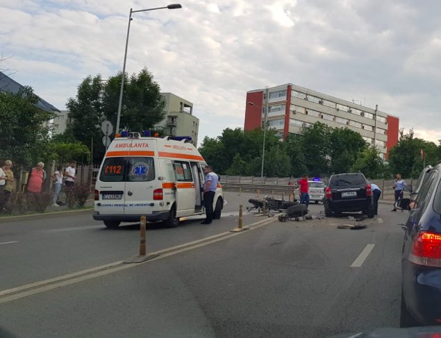 Accident grav pe Calea Turzii din Cluj-Napoca. Motociclist întins pe jos după împactul cu un autoturism