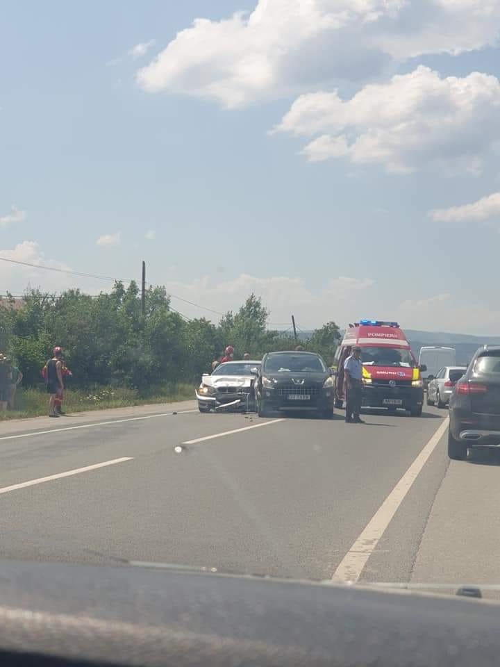 Accident între Gilău și Florești. Trei mașini au fost implicate și o persoană este rănită