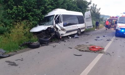 Accident între un microbuz și o mașină în județul Cluj. Șapte persoane au fost transportate la spital