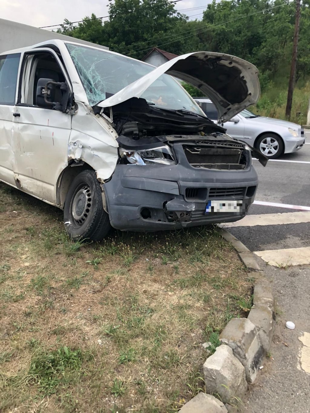 Accident pe un drum din Cluj. Impact între un TIR și o autoutilitară plină cu muncitori