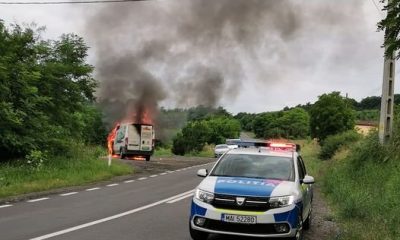 Dubă în flăcări pe un drum din Cluj. S-a făcut scrum