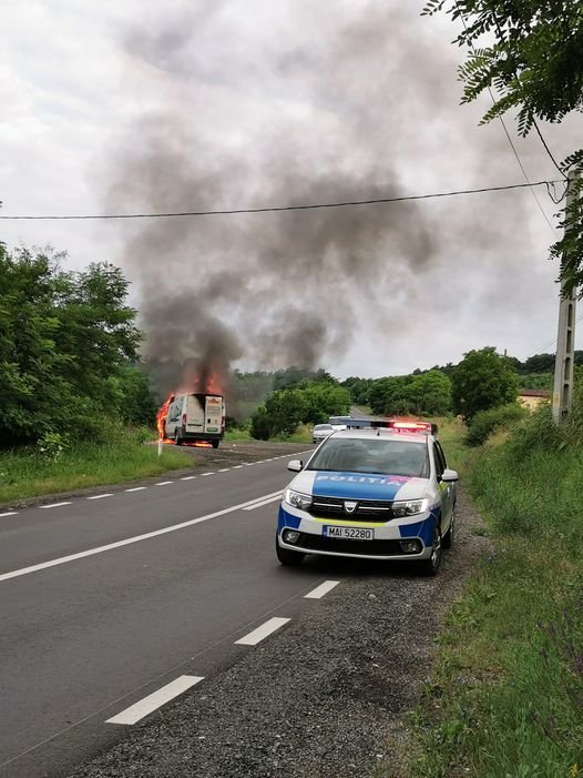 Dubă în flăcări pe un drum din Cluj. S-a făcut scrum
