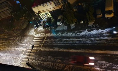 O furtună violentă a făcut ravagii la Cluj. Grindină uriașă, străzi inundate, copaci căzuți pe mașini