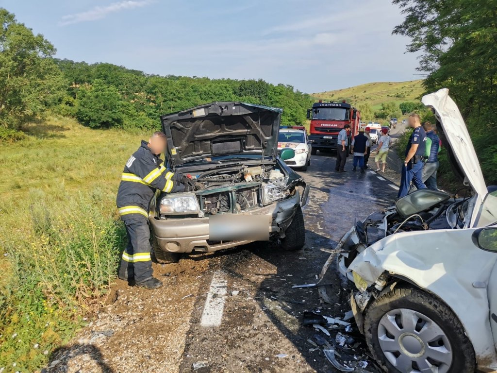 Patru persoane implicate într-un accident pe un drum din judeţul Cluj
