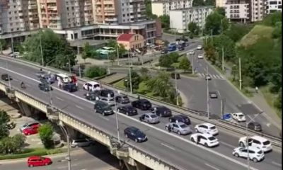 Trafic blocat în centrul Clujului din cauza unei nunți. Mirii staționează cu limuzina pe Podul Calvaria