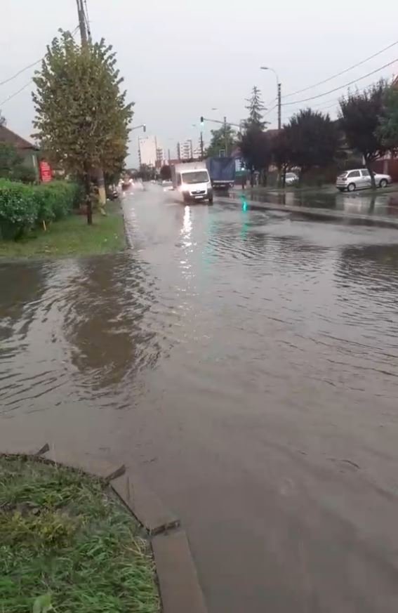Veneția de Cluj. Străzile din oraș, din nou sub ape după furtună/ Acoperișiri smulse și un stâlp prăbușit