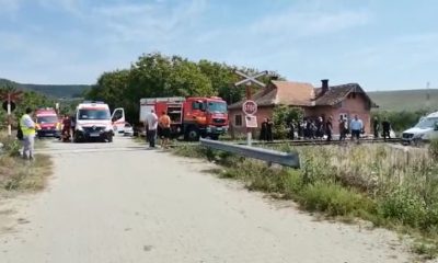 Accident Cluj: Microbuz cu pasageri, lovit de tren. Opt răniți