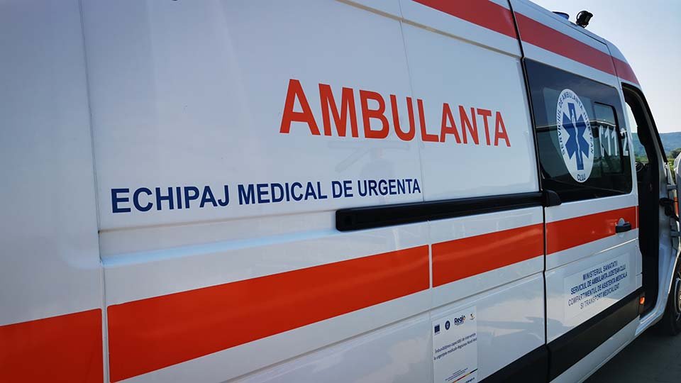 Accident la Cluj: O şoferiţă a ajuns la spital după ce a pierdut controlul volanului şi s-a izbit de un copac