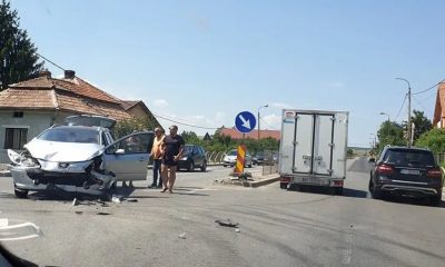 Accident la Tureni: Şoferii grăbiţi îşi fac praf maşinile şi dau vina pe gardul separator