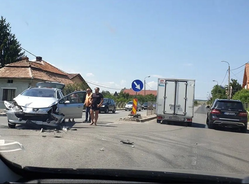Accident la Tureni: Şoferii grăbiţi îşi fac praf maşinile şi dau vina pe gardul separator