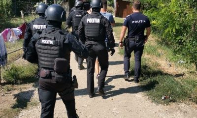 Cluj: Bărbați săltați de polițiști după ce au agresat și tâlhărit două persoane în plină stradă