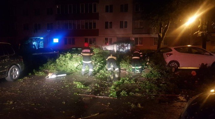 Furtuna de duminica. Mai multe apartamente distruseîn Dej, copaci căzuți la Turda, acoperiș smuls la Mihai Viteazu