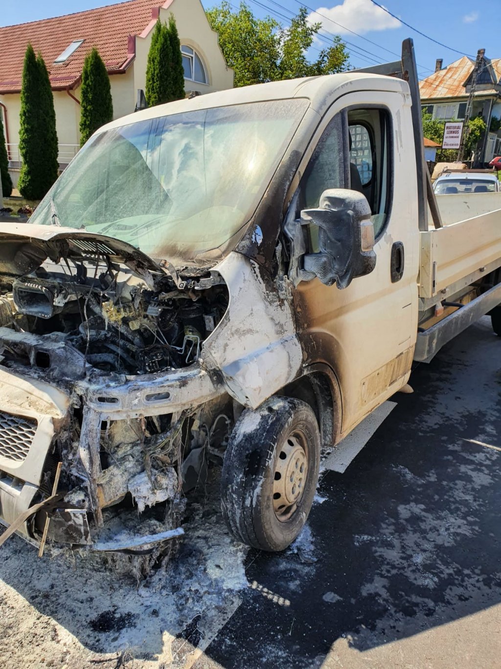Incendiu pe un drum din Cluj. O camionetă a fost făcută scrum