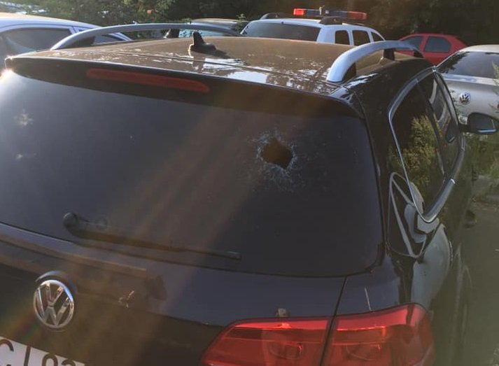 Mașini distruse în parcare la Platinia: "Se aruncă cu pietre!"