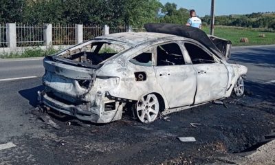O mașină a ars la Topa Mică. Șoferița a reușit să se salveze din autoturismul făcut scrum