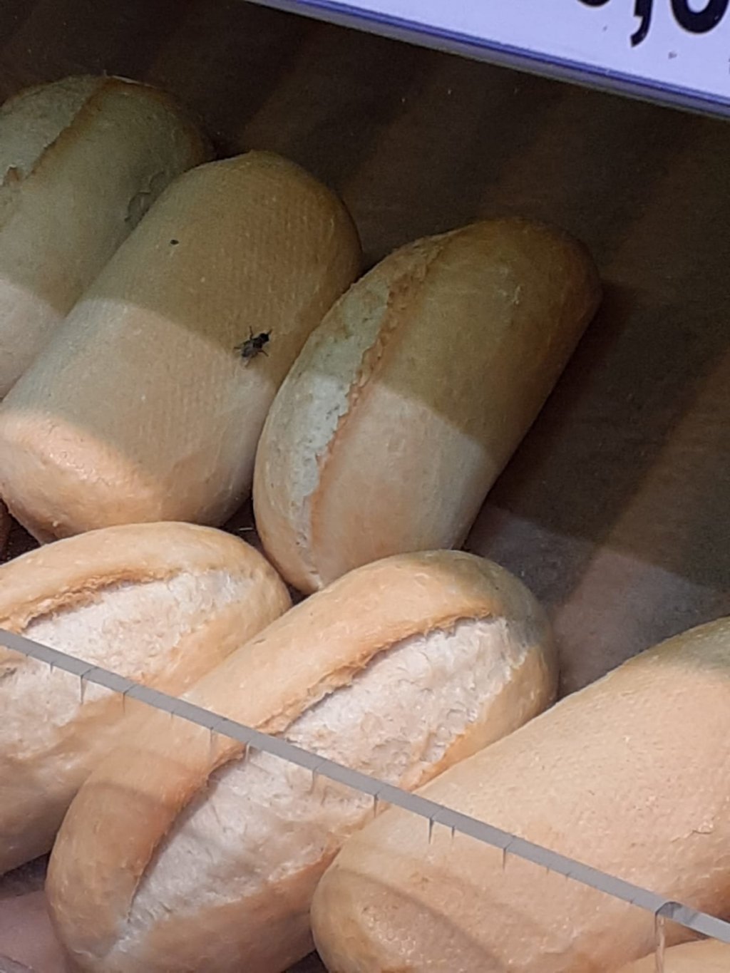 Pâine cu muşte pe rafturile unui hypermarket din Cluj