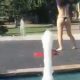 Show interzis minorilor într-un parc din Turda! O femeie s-a dezbrăcat, a făcut baie în fântână și a dansat goală ziua în amiaza mare