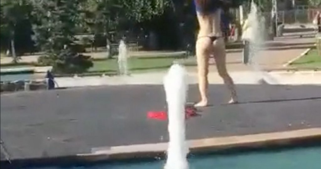 Show interzis minorilor într-un parc din Turda! O femeie s-a dezbrăcat, a făcut baie în fântână și a dansat goală ziua în amiaza mare