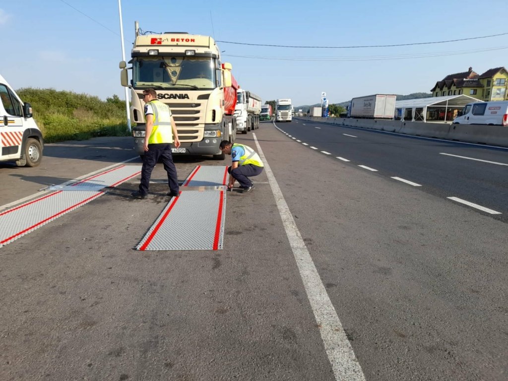 Depăşirile de tonaj la camioanele verificate în judeţul Cluj, i-au lăsat pe şoferi fără plăcuţele de înmatriculare