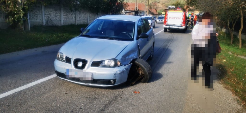 Accident cu trei victime într-un sat din Cluj. O mașină s-a răsturnat în urma impactului
