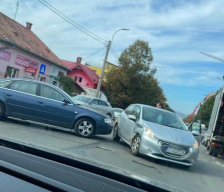 Două mașini, “șifonate” serios în centrul Clujului.. din neatenție și grabă