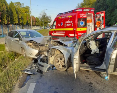 Impact frontal între două autoturisme, în Florești. Patru victime au fost transportate la spital cu răni multiple