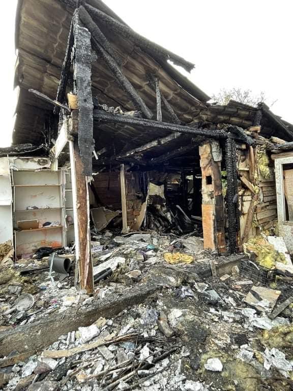 O familie cu 4 copii din Cluj a rămas pe drumuri, după ce casa le-a luat foc: „doi părinți au fugit de foc DESCULȚI”
