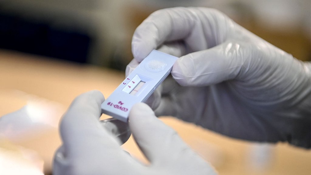 Studiu: Testele rapide identifică doar jumătate din cazurile de COVID confirmate prin PCR
