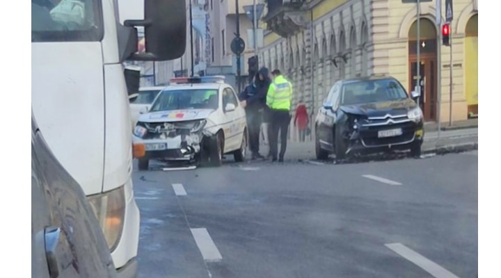 (Foto) Cluj: Accident în Piața Avram Iancu. Mașină de poliție implicată