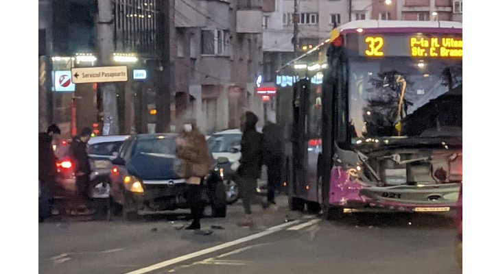 (Foto) Cluj: Autobuz CTP avariat serios pe Constantin Brâncuși