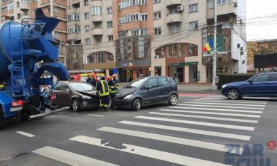 Pompierii SMURD au intervenit după ce două autoturisme s-au bușit pe Titulescu