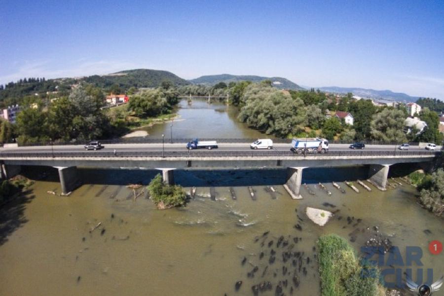 Traficul greu pe podul peste Someș din Dej a fost restricționat, în urma descoperirii unor fisuri ale podului
