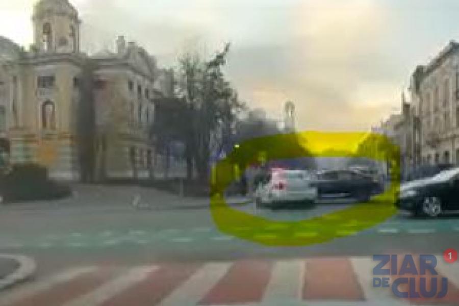VIDEO cu momentul în care autospeciala de poliție este lovită din plin. Agenții se aflau în misiune și avea semnalele luminoase si acustice pornite