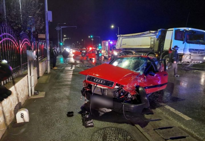 Video Cluj. Accident grav. 5 persoane au primit îngrijiri medicale. Două autoturisme şi un autocamion s-au ciocnit violent 1