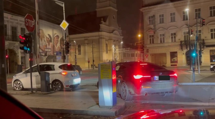 (Video) Cluj: Cu BMW, dar fără bani de parcare. Cum fentează șmecherii bariera de la parcarea din Piața Unirii