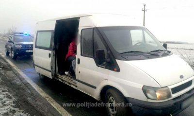 32 de indieni înghesuiţi într-un microbuz de un șofer clujean. Încercau să intre ilegal în România 1
